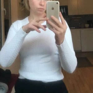 Vit långärmad tröja  - En vit tröja. Använd en del med inga fläckar eller skador. Skickas genom frakt eller kan hämtas runt om Stenungsund 💖💖