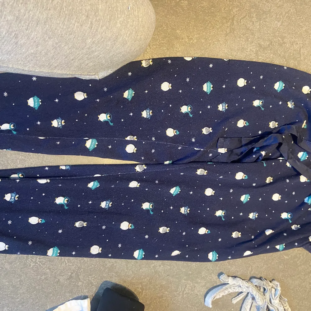 Säljer nu dessa pyjamas byxor med pingviner på🤍 dom är lite noppriga längst upp men inget man tänker på när man har dom på sig🤍 pris kan diskuteras 🤍. Jeans & Byxor.