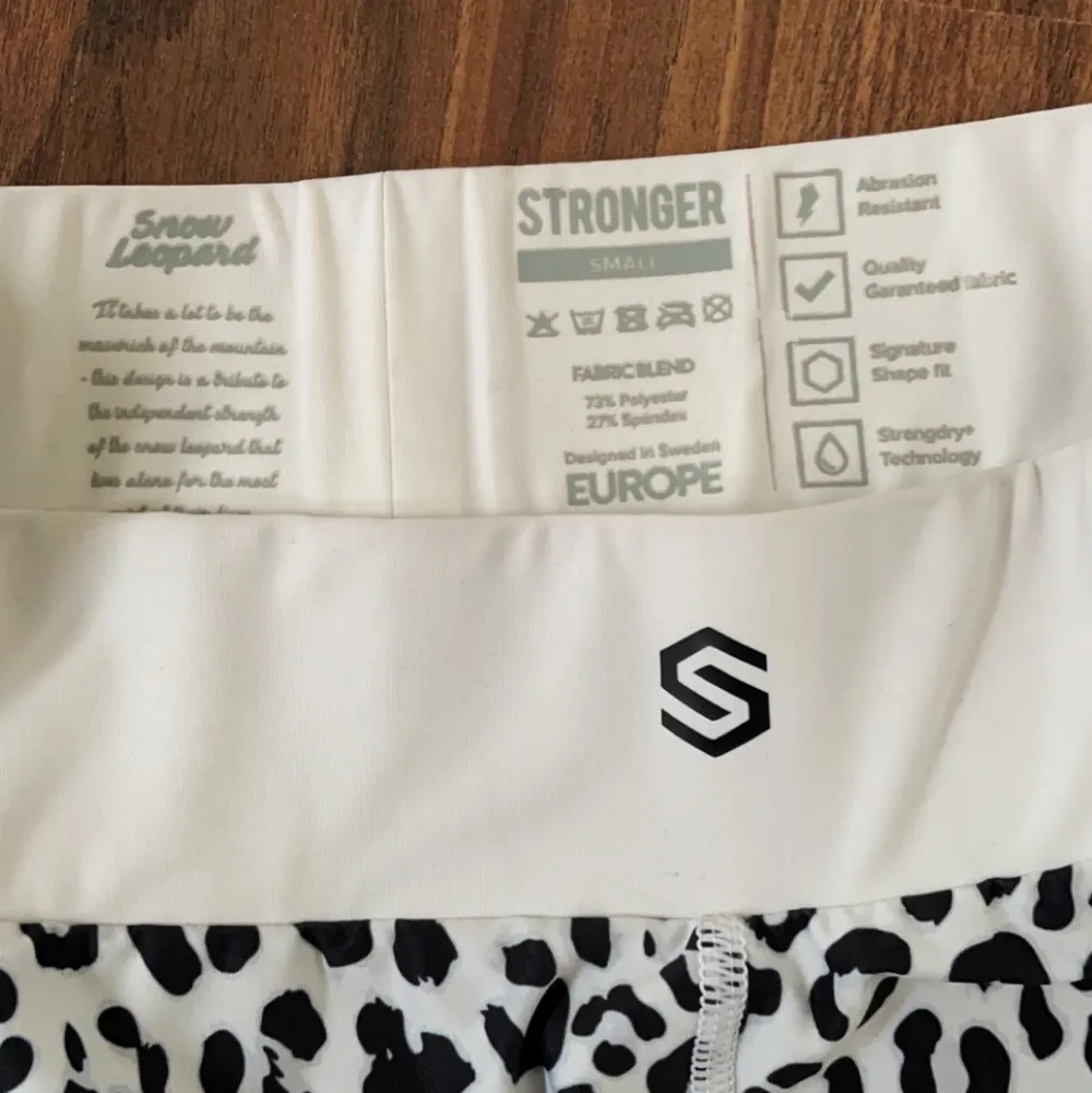 Ett stronger set i mönstret ”white leopard” (limited edition). Thightsen är i storlek S och tränings-bh är i storlek M. Väldigt fint skick och inga större tecken på användning förutom att tränings bh:n har lite miss färgning vid innre kanter (dock inget som syns mycket). Byxornas ordinarie pris online var ”700-800kr” och tränings bh:n var för ”399kr”. Hela settet säljs för 650kr. Väljer man att köpa en del av settet kostar byxorna 450kr och tränings bh:n för 250. . Jeans & Byxor.