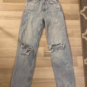 Superfina håliga jeans från Gina tricot i storlek 30 som motsvarar xs. 150 plus frakt! 