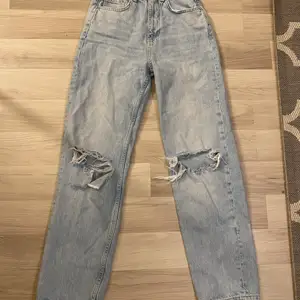 Superfina håliga jeans från Gina tricot i storlek 30 som motsvarar xs. 150 plus frakt! 