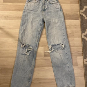 Håliga jeans - Superfina håliga jeans från Gina tricot i storlek 30 som motsvarar xs. 150 plus frakt! 