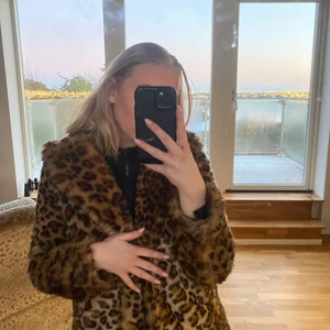 Jaguarpälsjacka  - En riktigt cool vår/vinter jacka som jag har använt jätte mycket! Tyvärr saknas en knapp och den är lite trasig på insidan av armen men det är inget som synd på utsidan! Jackan har tyvärr blivit för liten och hoppas på att du kan få bättre användning av den! 