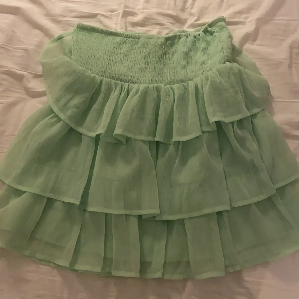 Säljer denna supersöta gröna volangkjol från Vera Moda då jag bara använt den typ 1 gång💗 storlek xs men passade lite förstort på mig som är 153 cm💗 frakt ingår i priset😘. Kjolar.