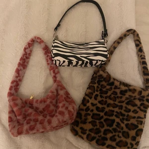 Väskor - säljer mina 3 väskor som jag inte använder längre💓ingen av dom är "väldigt använda", alla är typ bara amvömda några gånger och det är inget som syns!! alla för 200 och separat kostar dom: zebra väskan: 120kr, rosa leopard: 30kr och den bruna leopard: 50kr! ROSA SÅLD!