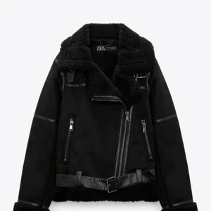 Jacka med päls från zara  - säljer min shearling jacka med teddy päls från zara som knappt är använd i storlek XS. köpt för 859kr. köparen står för frakten 