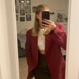 Mörkröd kavaj - Min absoluta favorit kavaj säljer jag nu pga att den inte kommer till användning längre 🥺 Köpt för 400kr men säljer för 100kr då jag måste bli av med mina kläder. Sitter snyggt oversized på mig som är 170 lång och bär vanligtvis S 🤎 Pris kan diskuteras!!