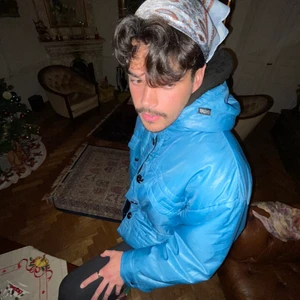 Oversized blå vintage jacka  - Skitcool unisex vintage jacka köpt i Berlin. Både jag och min kille har använt den men säljer pga att jag ska flytta. Perfekt att ha över några lager nu i vintern men funkar även att ha på sommarkvällar. Köparen står för frakt! 