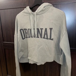 Croppad Hoodie  - Säljer denna oanvända hoodien så är croppad i storlek L och är den väldigt liten så passar lika bra nån som är S