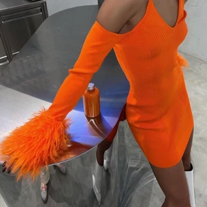 Orange klänning med pälsarmar  - Så snygg klänning från H&M!! Helt ny och oanvänd o säljer för jag beställde två storlekar. Storlek S men stretchigt material. Helt slutsåld både på hemsidan o i affärer, och jag kan fortfarande returnera den till h&m, så därför säljer jag den för samma pris som ursprungspriset. Lånade bilder