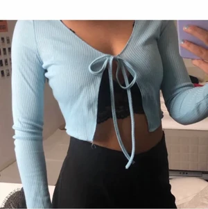 Blå kofta - Säljer denna blåa topp/kofta då den inte kommer till användning! Den är i mycket bra skick då den använts sparsamt.