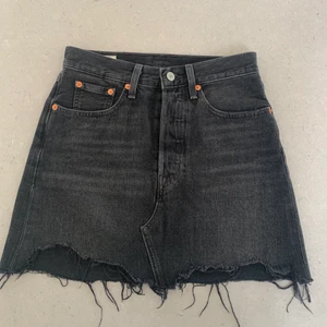 Levi’s jeanskjol - Använd 1 gång! Mycket fint skick. Svart. Levi’s. Skriv som du är intresserad. ❣️