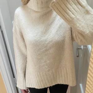 Polotröja hm - Nästan aldrig använd polotröja från hm. Säljer för 200kr❤️❤️❤️