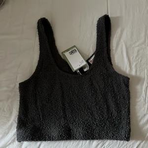 Helt ny grå lurvig croptop strl S - En helt ny lurvig croptop från hm storlek S. Aldrig använd! Nypris 199kr💖