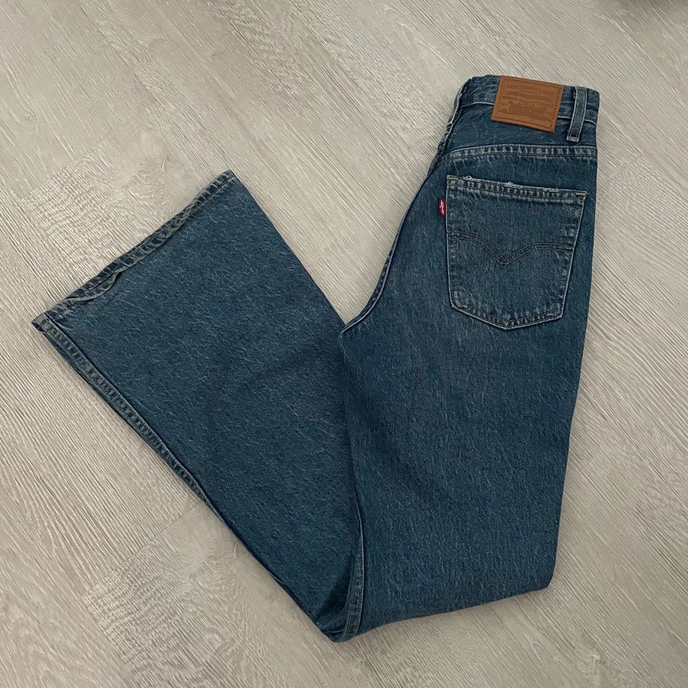 Levi’s jeans i jättebra skick strl W24 L32. Modellen heter 70’s high flare. Frakt tillkommer. Skicka gärna meddelande om du vill köpa :) . Jeans & Byxor.