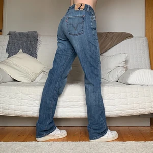 Levis 501 - Säljer dessa Levis 501 i storlek W32L34, 85cm midja och 85cm innerbenslängd!🖤 Jag på bilderna är 172cm och brukar ha storlek 38/W28/S-M❤️ Färgen syns bäst på första bilden💕