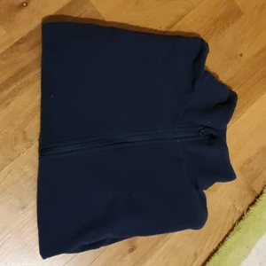 Mjuk mörkblå tunn fleece. Junior  - Bra skick. Tunn o mjuk