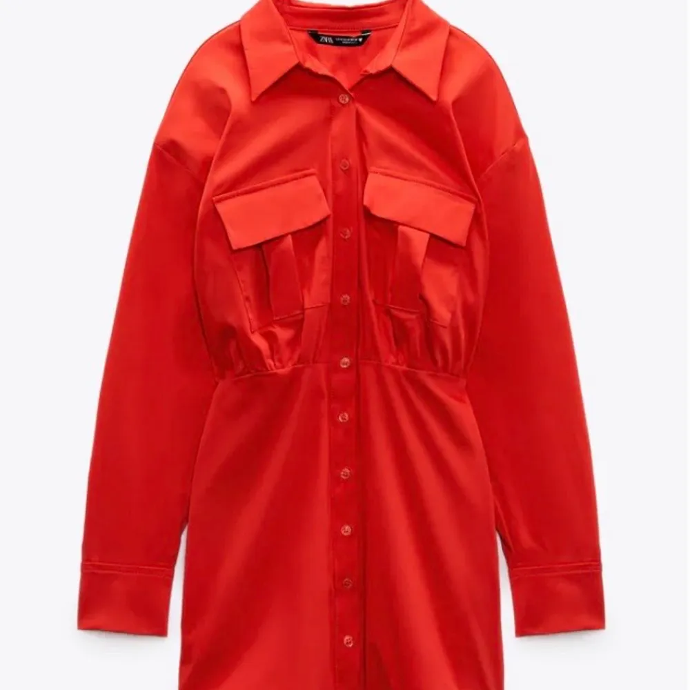 Röd skjortliknande klänning från Zara. Storlek S men passar nog snarare en XS. Endast använd en gång och skicket är så gott som ny. . Klänningar.