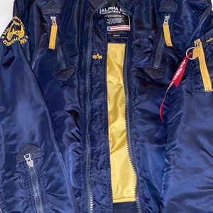 Alpha Industries Jacka, storlek M, Buda! - Nypris på 2700, säljs ingenstans längre, väldigt exklusiv och i extremt bra skick och lika fin som ny, passar inte mig längre för den delen. Spårbar frakt, lägg bud!