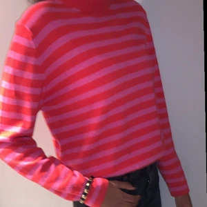 Zara randig tröja - Super snygg randig tröja från zara! Helt slutsåld. Nypris var 399kr men säljer nu för 250kr gratis frakt💕💕