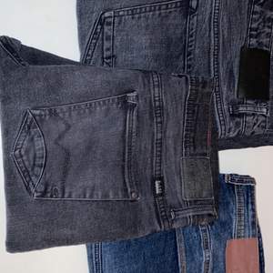 Flera oanvända jeans, storlek runt 34 och knappt använda, först till kvarn. Buda!