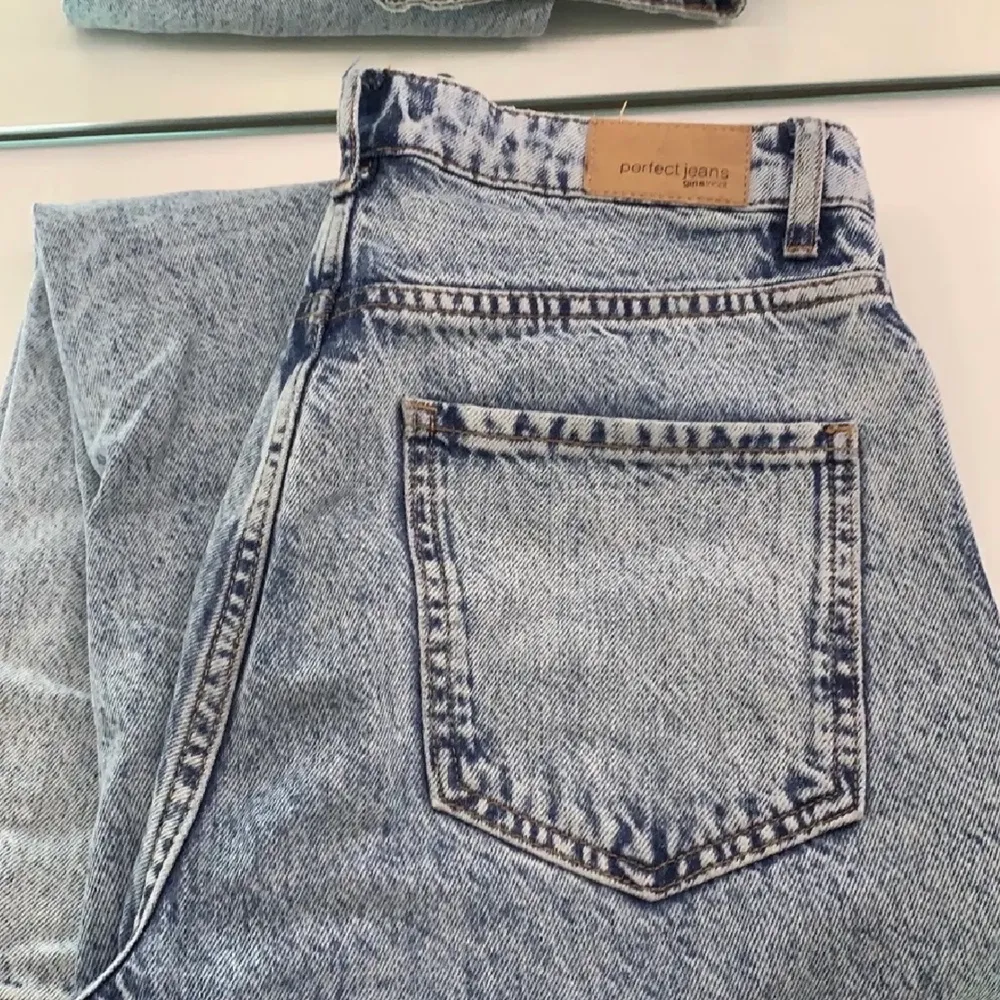 Högmidjade mom jeans, använt några få gånger💓 Jag är 1,72 cm lång, skriv privat om du är intresserad och så kan vi diskutera priset 💓 de är köpta får 599 kr och säljs nu för 150kr. Jeans & Byxor.