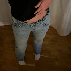 Low waist jeans 🖤🖤🖤 - Säljer mina älsklings low waist jeans då jag har för många 🥲 Perfekt passform både i längd och midja 😍
