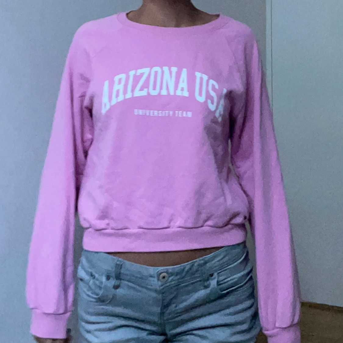 Rosa sweatshirt med text.
