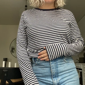 Randig långärmad t-shirt!  - Randig långärmad t-shirt från Lager157! Storlek S! Mycket bra skick! Köparen står för frakten (66kr) 🥰! 