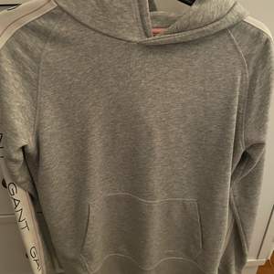 En grå gant hoodie där det står ”Gant” på ärmarna. Nyskick. 250kr + frakt. Storlek 158/164 passar även som Xs