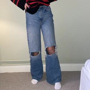 Högmidjade slitna jeans ⚡️ - Högmidjade och vida jeans i sliten modell från Gina Tricot. Fint skick men avklippta eftersom de var för långa för mig. Storlek 34, jag e 168cm 💕 messa för fler bilder eller frågor! Skickas med postnord spårbart, 66kr.