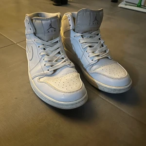Air Jordan 1 retr mid ”White cool gray”  - Ett par jordans från 2014 i använt men gott skick. Små missfärgningar men inga större skador. Går säkerligen att tvätta för den som orkar. 