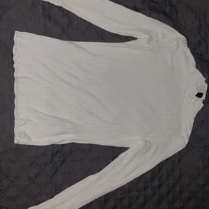 Tröja med hög hals - Storlek M, aldig använt, köpte den ungefär för halv år sen, köpte den för 199kr och säljer den för 120kr