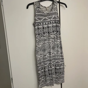 Klänning - Jätte fin klänning som formar kroppen magiskt, säljer då den inte passar mig längre                                               Köpt i Köpenhamn 