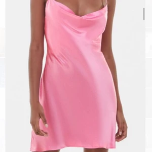 Oanvänd satin klänning - Rosa oanvänd satinklänning ifrån bershka. Storlek S. Säljer för 90 kr + frakt. Totalpris: 142 kr