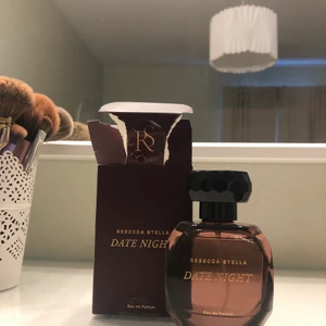 Rebecca Stella - Date night - Säljer denna parfym från Rebecca Stella då doften inte passade just mig! 50ml och endast testad. Köpt för 495kr på hennes hemsida. Priset är inklusive spårbar frakt.❤️‍🔥❤️‍🔥