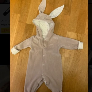 Livly overall 1-3 mån - En livly overall som är sparsamt använd. Storlek 1-3 månader. Passar lite längre än så. Grå/beige i färgen. 
