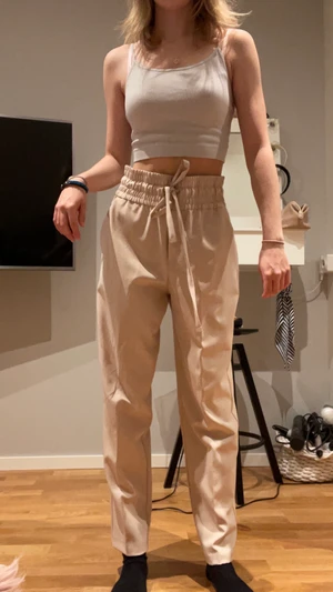 Byxor - Beiga byxor med bred resår i midjan ⭐️ köpare står för frakt, spårbar eller inte. Pris kan diskuteras 