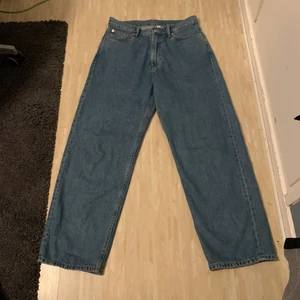 WEEKDAY GALAXY 28/30 - Säljer mina weekday jeans som är i bra skick och använda fåtal gånger. De är i storlek 28/30 och kan hämtas i Stockholm. Nypris: 600kr. (Sänkt pris)
