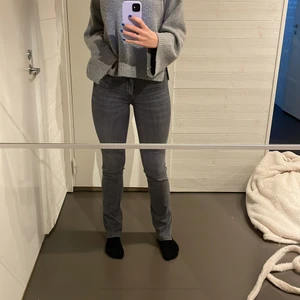 Gråa jeans med långa ben  - Perfekta jeans med långa ben och slits 