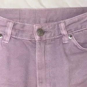 Lila raka jeans från Monki 💜🦄 Strl 25/XS. Mycket sparsamt använda och iprincip nyskick! ⚡️ 💖💖