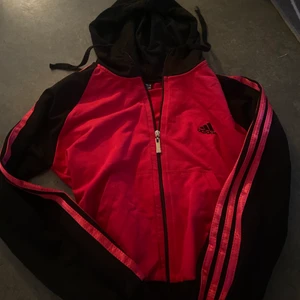 Adidas kofta - Säljer nu denna då den inte är min stil🤍 pris kan alltid diskuteras🤍