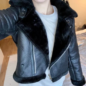 Fodrad fake skinnjacka - Fodrad skinnjacka från prettylittlethings. Storlek 38. Säljer för 180kr + frakt. Totalpris 271kr