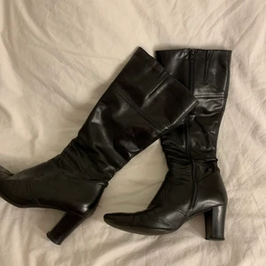 Trendiga svarta läder stövlar  - Köpta secondhand men har inte kommit till användning. De går en bit under knäna på mig. Storlek 39 men passar mig bra som vanligtvis har 38❤️
