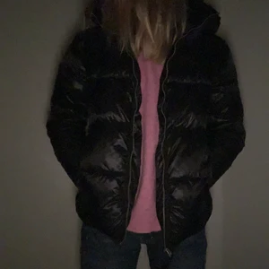 G star jacka - Hej❤️ säljer nu denna verkligen sjukt snygga, varma och sköna vinterjacka från G star. Använd ett par gånger men är köpt denna vintern så sparsamt använd. Inga märken/skador på jackan alls. Säljer endast vid bra bud. Skulle kunna tänka mig att sälja den för 900kr och uppåt, men det kan diskuteras. Nypris: 1 495kr. Den är köpt på zalando och modellen heter MEEFIC SUNDU. Storleken är L men jackan är hyfsat liten i storleken och L sitter bra på mig  som är 166cm lång och i vanliga fall har 34/S.