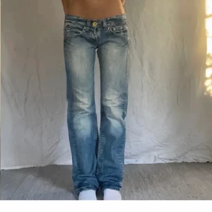 Lågmidjade replay jeans - ⭐Sålda då någon köpte direkt⭐.               Lågmidjade replay jeans köpa hör på plick. Bilden är från originella säljaren. Köpta för 700.                          Innerbensmått 85 cm.  Säljer då dom inte passar mig❤️ skriv priv om ni har några frågor ❤️.                  Köp direkt för 600+frakt.                                               Nypris: 1500 kr