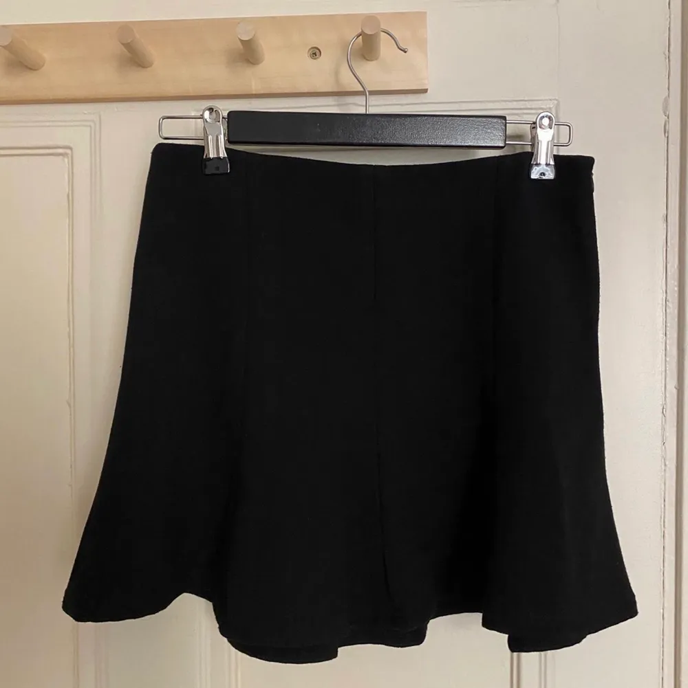 En svart kjol från Zara w&b collection. Har andvänds ett par gånger men fortfarande i bra skick. Kjolen går inte att köpa i butik. Den är väldigt fin och jag älskar den men den kommer dessvärre inte till användning längre.✨❤️( köparen står för frakt ). Kjolar.