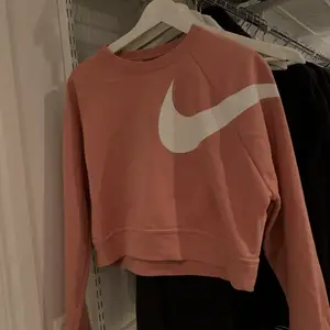 Nike tröja i storlek S. 