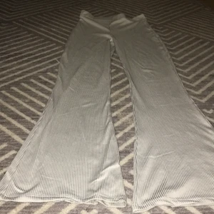 MINT GRÖNA/ VITA BOTCUT BYXOR  - JÄTTE FINA TRENDIGA BYXOR 