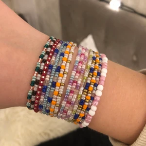 Pärlarmband - Säljer armband som jag pärlar själv💘 Kolla in mina andra annonser för fler smycken☺️ Ni får också gärna komma med egna förslag på färg och design!! Alla armband på bild 1 kostar: 25kr/styck, alla armband på bild 2 kostar: 40kr/styck, alla armband på bild 3 kostar: 30kr/styck. Frakt tillkommer på 13kr!!